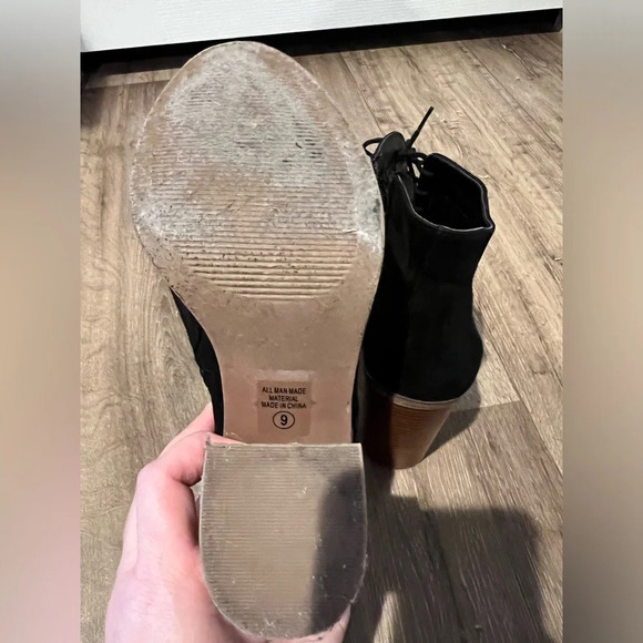 SODA black lace up velvet boots size 9. - Picture 5 of 7